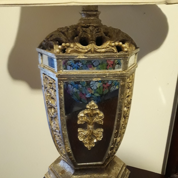 Beautiful Lamp with glass face designed with matching lamp shade. - Picture 2 of 4